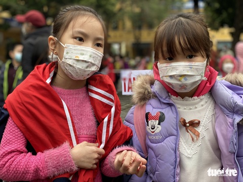 Hà Nội: Học sinh lớp 1 tựu trường, bố mẹ hồi hộp hơn cả con - Ảnh 4. Hà Nội: Học sinh lớp 1 tựu trường, bố mẹ hồi hộp hơn cả con - Ảnh 4.