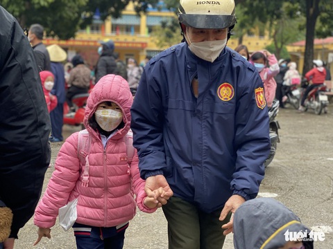 Hà Nội: Học sinh lớp 1 tựu trường, bố mẹ hồi hộp hơn cả con - Ảnh 6. Hà Nội: Học sinh lớp 1 tựu trường, bố mẹ hồi hộp hơn cả con - Ảnh 6.
