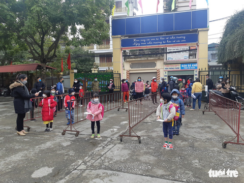Hà Nội: Học sinh lớp 1 tựu trường, bố mẹ hồi hộp hơn cả con - Ảnh 1. Hà Nội: Học sinh lớp 1 tựu trường, bố mẹ hồi hộp hơn cả con - Ảnh 1.