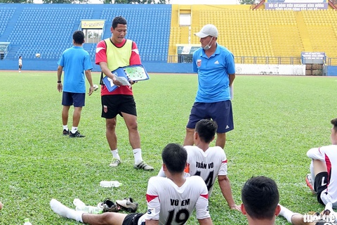 Tiền đạo Anh Đức cầm sa bàn rồi xỏ giày vô sân khiến đàn em cóng - Ảnh 2. Tiền đạo Anh Đức cầm sa bàn rồi xỏ giày vô sân khiến đàn em cóng - Ảnh 2.
