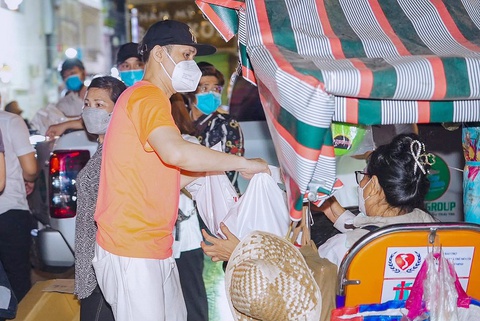 Vợ chồng Tóc Tiên chiến đấu với COVID-19, Chuyện ma gần nhà thu 15 tỉ ngày đầu - Ảnh 3. Vợ chồng Tóc Tiên chiến đấu với COVID-19, Chuyện ma gần nhà thu 15 tỉ ngày đầu - Ảnh 3.