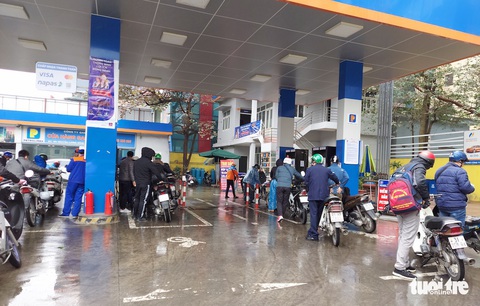 Sau 20 ngày không điều chỉnh, giá xăng dầu đồng loạt tăng phi mã gần 1.000 đồng/lít từ 15h ngày 11-2 - Ảnh 1. Sau 20 ngày không điều chỉnh, giá xăng dầu đồng loạt tăng phi mã gần 1.000 đồng/lít từ 15h ngày 11-2 - Ảnh 1.