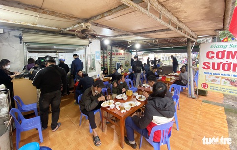 Vì sao quán ăn, nhà hàng ở TP Vinh nơi bán mang về, nơi tại chỗ? - Ảnh 2. Vì sao quán ăn, nhà hàng ở TP Vinh nơi bán mang về, nơi tại chỗ? - Ảnh 2.