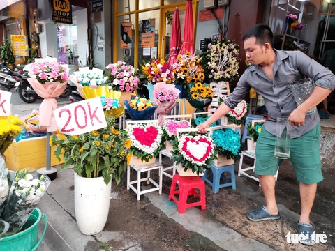 Giá hoa hồng tăng 4-7 lần, khu vui chơi tăng giờ mở cửa dịp Lễ tình nhân - Ảnh 1. Giá hoa hồng tăng 4-7 lần, khu vui chơi tăng giờ mở cửa dịp Lễ tình nhân - Ảnh 1.