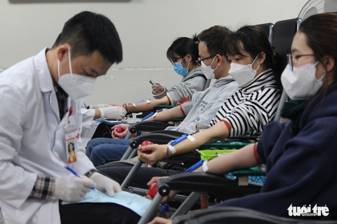 Nhiều bạn trẻ Hà Nội vượt mưa rét đến với lễ hội hiến máu đầu năm mới - Ảnh 3. Nhiều bạn trẻ Hà Nội vượt mưa rét đến với lễ hội hiến máu đầu năm mới - Ảnh 3.