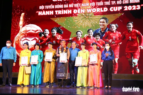 Tuyển nữ Việt Nam mặc áo dài giao lưu tuổi trẻ TP.HCM: Thật đáng yêu! - Ảnh 7. Tuyển nữ Việt Nam mặc áo dài giao lưu tuổi trẻ TP.HCM: Thật đáng yêu! - Ảnh 7.