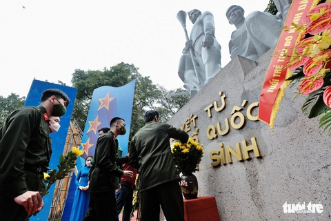 Viết thư tình nguyện nhập ngũ, dâng hương tượng đài Quyết tử để Tổ quốc quyết sinh - Ảnh 4. Viết thư tình nguyện nhập ngũ, dâng hương tượng đài Quyết tử để Tổ quốc quyết sinh - Ảnh 4.