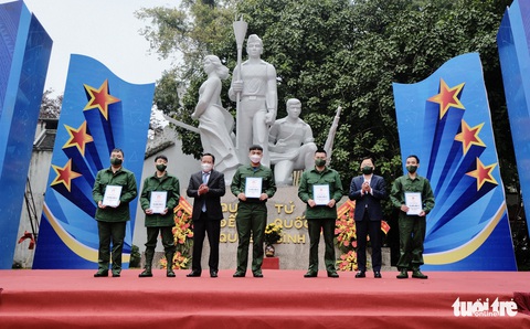 Viết thư tình nguyện nhập ngũ, dâng hương tượng đài Quyết tử để Tổ quốc quyết sinh - Ảnh 1. Viết thư tình nguyện nhập ngũ, dâng hương tượng đài Quyết tử để Tổ quốc quyết sinh - Ảnh 1.