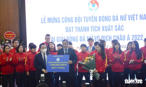 Đội tuyển nữ Việt Nam được thưởng hơn 20 tỉ đồng và nhiều hiện vật giá trị - Ảnh 1. Đội tuyển nữ Việt Nam được thưởng hơn 20 tỉ đồng và nhiều hiện vật giá trị - Ảnh 1.
