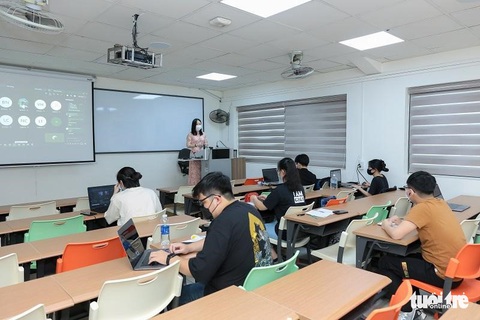Nhiều trường đại học ở TP.HCM cho sinh viên học tập trung sớm - Ảnh 1. Nhiều trường đại học ở TP.HCM cho sinh viên học tập trung sớm - Ảnh 1.
