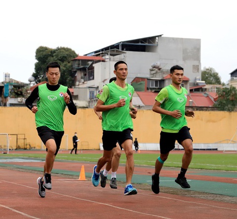 Bốn trọng tài và trợ lý trọng tài không vượt qua bài kiểm tra thể lực trước mùa giải 2022 - Ảnh 1. Bốn trọng tài và trợ lý trọng tài không vượt qua bài kiểm tra thể lực trước mùa giải 2022 - Ảnh 1.