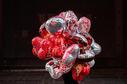 Tranh thủ bày tỏ tình cảm dịp Valentine, sến chút cũng... đỡ ngại - Ảnh 1. Tranh thủ bày tỏ tình cảm dịp Valentine, sến chút cũng... đỡ ngại - Ảnh 1.