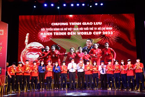 Tuyển nữ Việt Nam giao lưu với các bạn trẻ TP.HCM: Cứ cháy hết mình với đam mê - Ảnh 2. Tuyển nữ Việt Nam giao lưu với các bạn trẻ TP.HCM: Cứ cháy hết mình với đam mê - Ảnh 2.