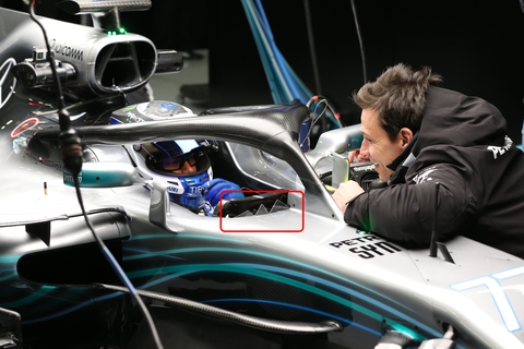 Vì sao xe đua F1 Mercedes có kính chắn gió hình răng cưa? - Ảnh 1. Vì sao xe đua F1 Mercedes có kính chắn gió hình răng cưa? - Ảnh 1.