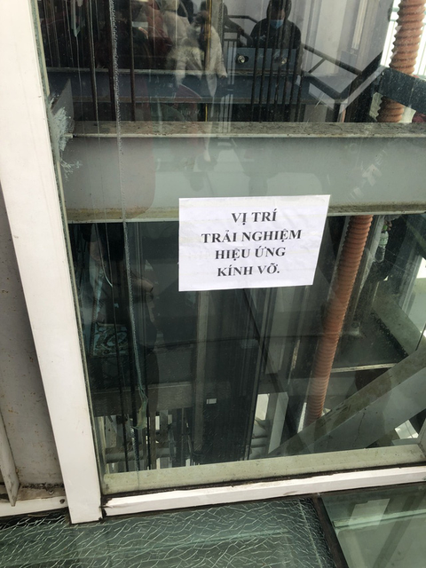 Yêu cầu phải thay tấm kính rạn vỡ tăng cảm giác ở cầu kính Rồng Mây - Ảnh 2. Yêu cầu phải thay tấm kính rạn vỡ tăng cảm giác ở cầu kính Rồng Mây - Ảnh 2.