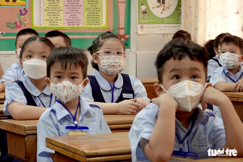 Hơn 1 triệu trẻ mầm non, tiểu học ở TP.HCM trở lại trường: Học sinh hào hứng, phụ huynh an tâm - Ảnh 3. Hơn 1 triệu trẻ mầm non, tiểu học ở TP.HCM trở lại trường: Học sinh hào hứng, phụ huynh an tâm - Ảnh 3.
