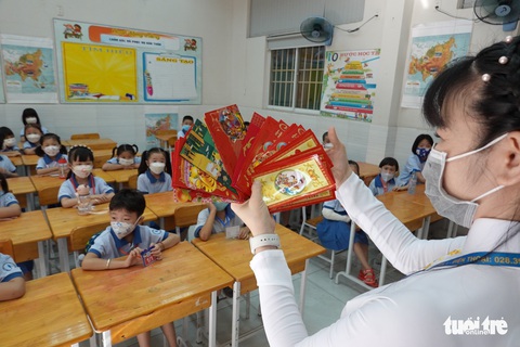 Hơn 1 triệu trẻ mầm non, tiểu học ở TP.HCM trở lại trường: Học sinh hào hứng, phụ huynh an tâm - Ảnh 5. Hơn 1 triệu trẻ mầm non, tiểu học ở TP.HCM trở lại trường: Học sinh hào hứng, phụ huynh an tâm - Ảnh 5.