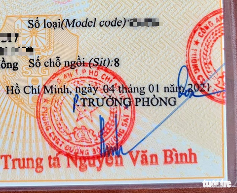 Cà vẹt ôtô bị sai tiếng Anh: Lãnh đạo Cục Cảnh sát giao thông nói gì? - Ảnh 1. Cà vẹt ôtô bị sai tiếng Anh: Lãnh đạo Cục Cảnh sát giao thông nói gì? - Ảnh 1.