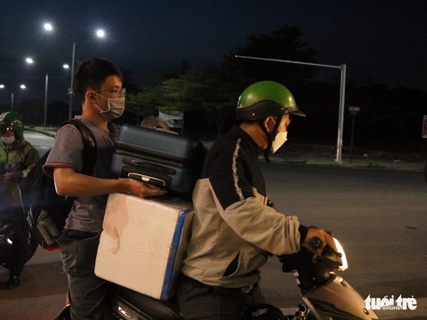 Tân sinh viên lặn lội đêm khuya đến ký túc xá, bắt đầu cuộc sống đại học sau nửa năm học online - Ảnh 4. Tân sinh viên lặn lội đêm khuya đến ký túc xá, bắt đầu cuộc sống đại học sau nửa năm học online - Ảnh 4.