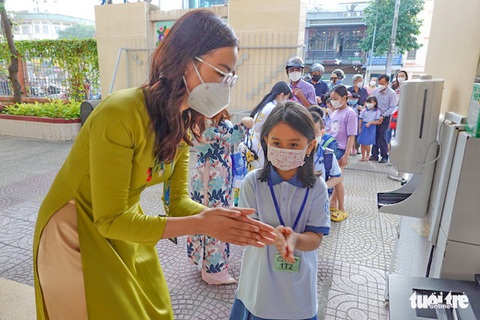 Hơn 1 triệu trẻ mầm non, tiểu học ở TP.HCM trở lại trường: Học sinh hào hứng, phụ huynh an tâm - Ảnh 1. Hơn 1 triệu trẻ mầm non, tiểu học ở TP.HCM trở lại trường: Học sinh hào hứng, phụ huynh an tâm - Ảnh 1.