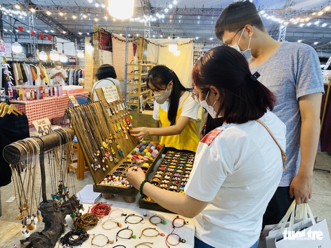 Nhộp nhịp khách mua quà Valentine có giá dưới 500.000 đồng - Ảnh 3. Nhộp nhịp khách mua quà Valentine có giá dưới 500.000 đồng - Ảnh 3.