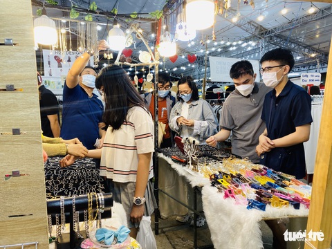 Nhộp nhịp khách mua quà Valentine có giá dưới 500.000 đồng - Ảnh 2. Nhộp nhịp khách mua quà Valentine có giá dưới 500.000 đồng - Ảnh 2.