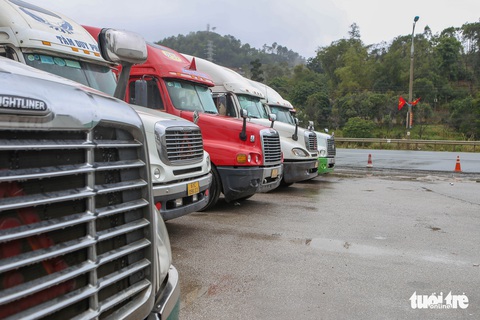 Trời rét, tài xế chui xuống gầm xe nấu ăn chờ xuất hàng sang Trung Quốc - Ảnh 3. Trời rét, tài xế chui xuống gầm xe nấu ăn chờ xuất hàng sang Trung Quốc - Ảnh 3.