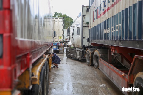 Trời rét, tài xế chui xuống gầm xe nấu ăn chờ xuất hàng sang Trung Quốc - Ảnh 1. Trời rét, tài xế chui xuống gầm xe nấu ăn chờ xuất hàng sang Trung Quốc - Ảnh 1.