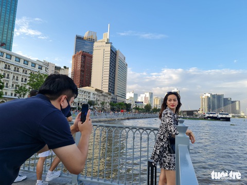 Các cặp đôi ùn ùn đổ về bến Bạch Đằng chơi Lễ tình nhân sớm - Ảnh 4. Các cặp đôi ùn ùn đổ về bến Bạch Đằng chơi Lễ tình nhân sớm - Ảnh 4.