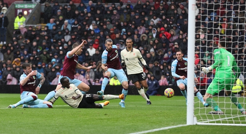 Fabinho giúp Liverpool tiếp tục đua tranh ngôi vô địch cùng Man City - Ảnh 1. Fabinho giúp Liverpool tiếp tục đua tranh ngôi vô địch cùng Man City - Ảnh 1.