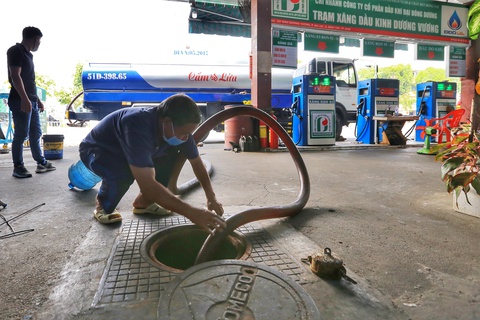 Xăng dầu nhiều nơi vẫn bán nhỏ giọt - Ảnh 1. Xăng dầu nhiều nơi vẫn bán nhỏ giọt - Ảnh 1.