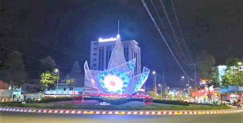 Dân Bến Tre lo dàn đèn LED nghệ thuật gây tai nạn giao thông - Ảnh 1. Dân Bến Tre lo dàn đèn LED nghệ thuật gây tai nạn giao thông - Ảnh 1.
