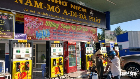 Nhiều nơi tại An Giang bán xăng nhỏ giọt cho khách - Ảnh 1. Nhiều nơi tại An Giang bán xăng nhỏ giọt cho khách - Ảnh 1.