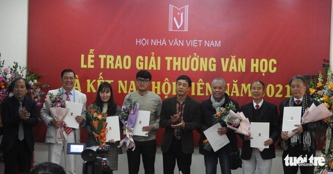 Chủ tịch Hội Nhà văn: Tôi là cậu bé 1 tuổi đầy khiếm khuyết nhưng biết lắng nghe - Ảnh 2. Chủ tịch Hội Nhà văn: Tôi là cậu bé 1 tuổi đầy khiếm khuyết nhưng biết lắng nghe - Ảnh 2.