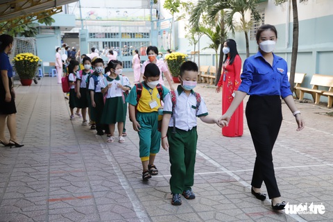 Sáng nay 14-2, hơn 1 triệu học sinh mầm non, tiểu học TP.HCM trở lại trường - Ảnh 4. Sáng nay 14-2, hơn 1 triệu học sinh mầm non, tiểu học TP.HCM trở lại trường - Ảnh 4.