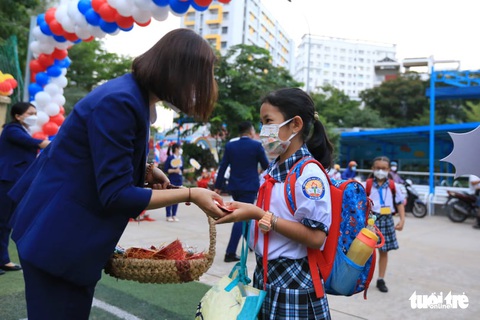 Sáng nay 14-2, hơn 1 triệu học sinh mầm non, tiểu học TP.HCM trở lại trường - Ảnh 10. Sáng nay 14-2, hơn 1 triệu học sinh mầm non, tiểu học TP.HCM trở lại trường - Ảnh 10.
