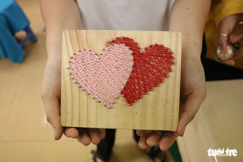 Tranh từ đinh - chỉ làm quà cực lạ cho dịp Valentine - Ảnh 2. Tranh từ đinh - chỉ làm quà cực lạ cho dịp Valentine - Ảnh 2.