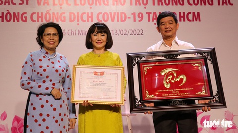 Để cuộc sống an lành, hy sinh nhiều nhất là y bác sĩ - Ảnh 2. Để cuộc sống an lành, hy sinh nhiều nhất là y bác sĩ - Ảnh 2.