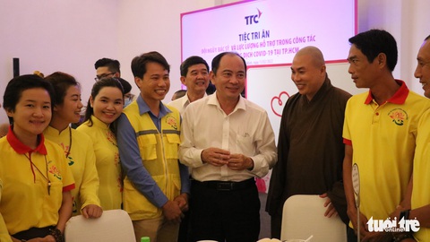 Để cuộc sống an lành, hy sinh nhiều nhất là y bác sĩ - Ảnh 1. Để cuộc sống an lành, hy sinh nhiều nhất là y bác sĩ - Ảnh 1.