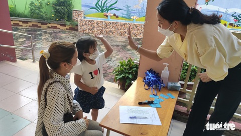 Sáng nay 14-2, hơn 1 triệu học sinh mầm non, tiểu học TP.HCM trở lại trường - Ảnh 3. Sáng nay 14-2, hơn 1 triệu học sinh mầm non, tiểu học TP.HCM trở lại trường - Ảnh 3.