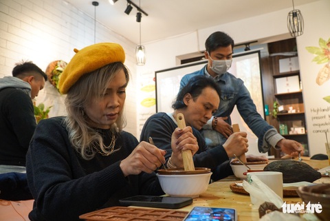 Các anh chồng ngoại quốc cùng vợ làm chocolate đón Valentine ở Việt Nam - Ảnh 4. Các anh chồng ngoại quốc cùng vợ làm chocolate đón Valentine ở Việt Nam - Ảnh 4.
