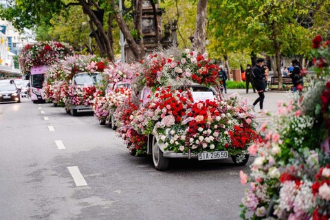 Valentine 2022: Màn tỏ tình bằng 99.999 bông hồng ấn tượng tại Hà Nội - Ảnh 1. Valentine 2022: Màn tỏ tình bằng 99.999 bông hồng ấn tượng tại Hà Nội - Ảnh 1.