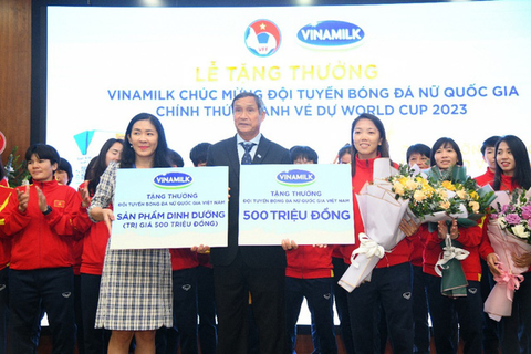 Vinamilk trao thưởng, mừng thành tích các cô gái ‘kim cương’ của bóng đá Việt Nam - Ảnh 1. Vinamilk trao thưởng, mừng thành tích các cô gái ‘kim cương’ của bóng đá Việt Nam - Ảnh 1.
