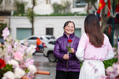 Valentine 2022: Màn tỏ tình bằng 99.999 bông hồng ấn tượng tại Hà Nội - Ảnh 10. Valentine 2022: Màn tỏ tình bằng 99.999 bông hồng ấn tượng tại Hà Nội - Ảnh 10.