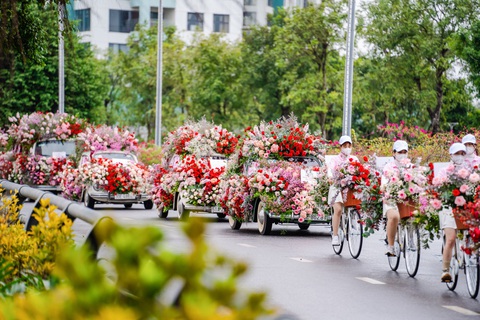 Valentine 2022: Màn tỏ tình bằng 99.999 bông hồng ấn tượng tại Hà Nội - Ảnh 3. Valentine 2022: Màn tỏ tình bằng 99.999 bông hồng ấn tượng tại Hà Nội - Ảnh 3.