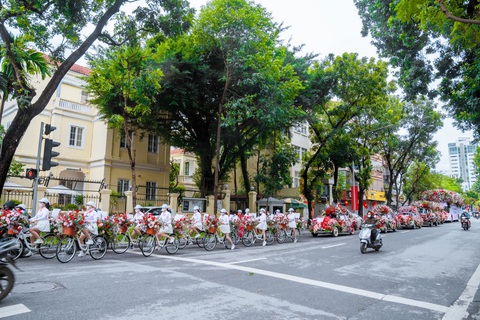 Valentine 2022: Màn tỏ tình bằng 99.999 bông hồng ấn tượng tại Hà Nội - Ảnh 4. Valentine 2022: Màn tỏ tình bằng 99.999 bông hồng ấn tượng tại Hà Nội - Ảnh 4.