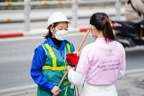 Valentine 2022: Màn tỏ tình bằng 99.999 bông hồng ấn tượng tại Hà Nội - Ảnh 5. Valentine 2022: Màn tỏ tình bằng 99.999 bông hồng ấn tượng tại Hà Nội - Ảnh 5.