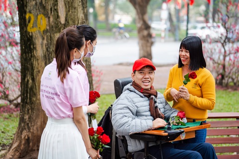 Valentine 2022: Màn tỏ tình bằng 99.999 bông hồng ấn tượng tại Hà Nội - Ảnh 7. Valentine 2022: Màn tỏ tình bằng 99.999 bông hồng ấn tượng tại Hà Nội - Ảnh 7.