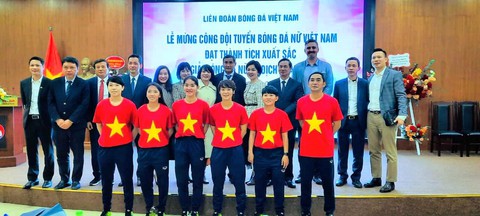 Trung tâm Anh ngữ RES trao tặng quà chúc mừng đội tuyển bóng đá nữ Việt Nam - Ảnh 2. Trung tâm Anh ngữ RES trao tặng quà chúc mừng đội tuyển bóng đá nữ Việt Nam - Ảnh 2.