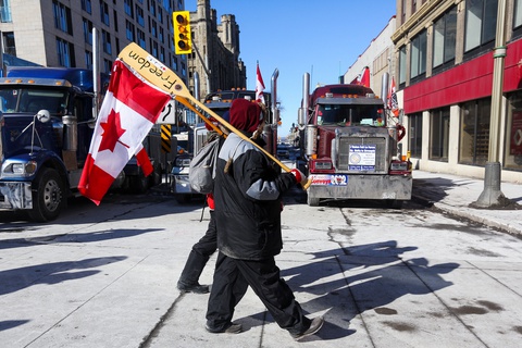 Thủ tướng Canada dùng luật hiếm, quyết chấm dứt biểu tình xe tải - Ảnh 2. Thủ tướng Canada dùng luật hiếm, quyết chấm dứt biểu tình xe tải - Ảnh 2.